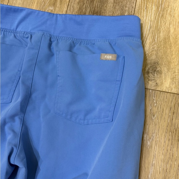 Figs Scrub Set - Catarina Top & Zamora Joggers - Picture 10 of 10